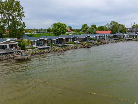 Modern chalet on the water of the Markermeer
