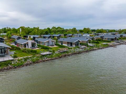 Modern chalet located directly on the Markermeer