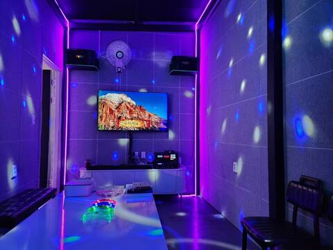 This is a neat accommodation with a white-tone interior located in Yeosu. This is a private house.