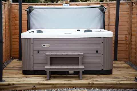 Eagle Lodge – Luxury Hot Tub Escape near York