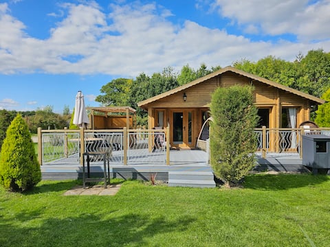 The Windsor Lodge ice cold plunge barrel & hot tub