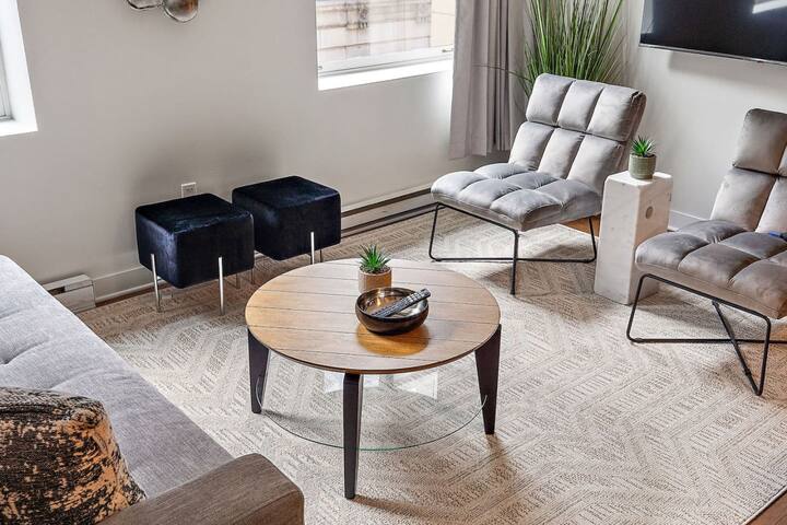 Nomade MTL | Old MTL |Luxury 2BR 2Bath| St Jacques gallery image 2