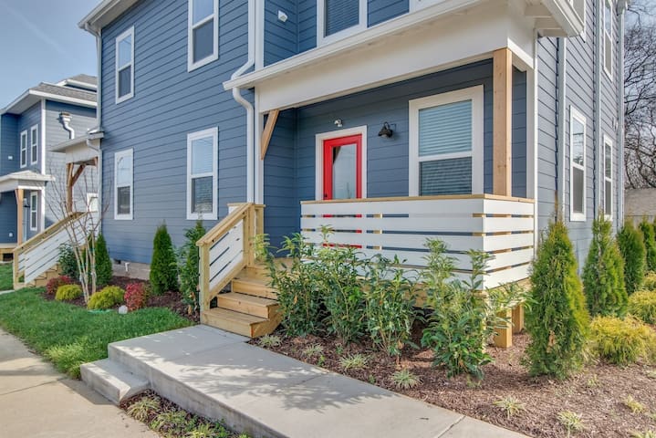 Rooftop Fire Pit | 2 mi to Brdwy | Modern Vibes