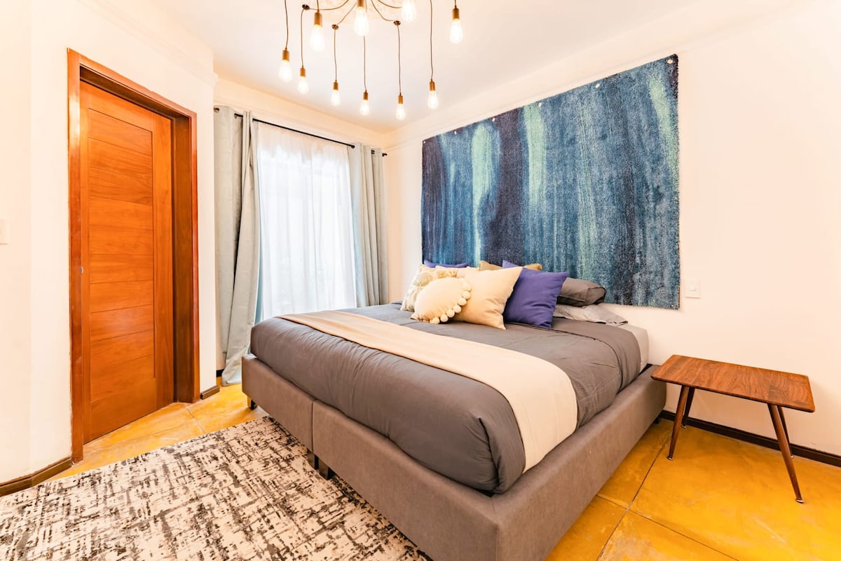 Cama tamaño king y luz natural