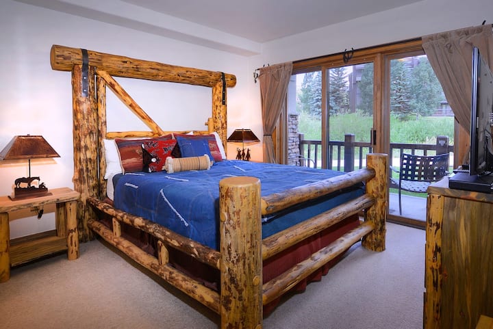 Primarna spavaća soba s bračnim krevetom i kupaonicom