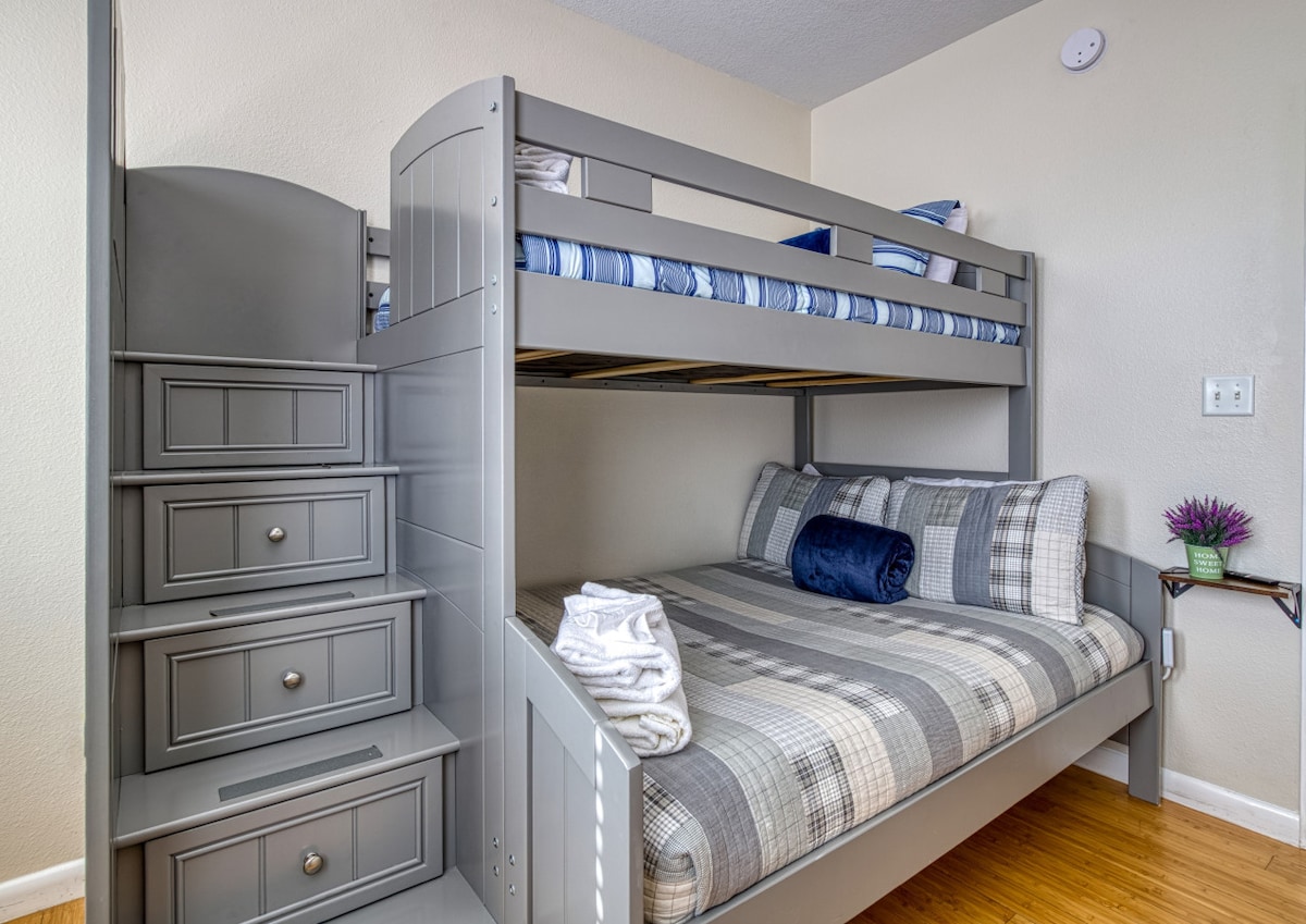 Ოთახის გაზიარება?  ჩვენს საძინებელ ოთახს №3 აქვს ორადგილიანი ორსართულიანი საწოლი სრული საწოლის ზომით