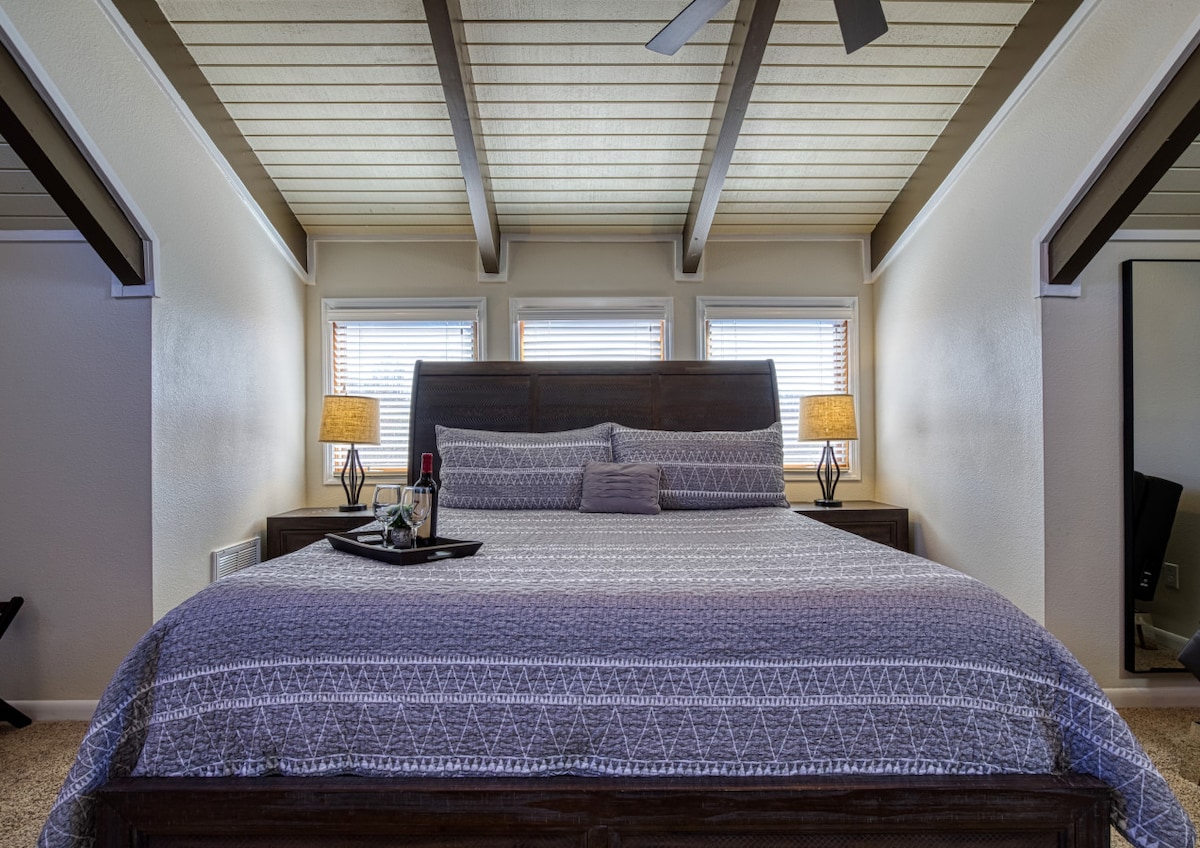 Მთავარი საძინებელი №2 ზემოთ, უზარმაზარი საწოლი დიდი ზომის, ჭერის ვენტილატორი და სრული კონფიდენციალურობა თქვენი დასვენებისთვის!