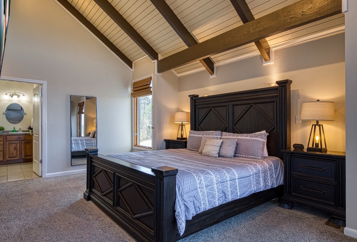 Მთავარი საძინებელი №1 მთავარ დონეზე. Დატკბით თვალწარმტაცი ხედებით, აივნით პირდაპირ საძინებლიდან!!