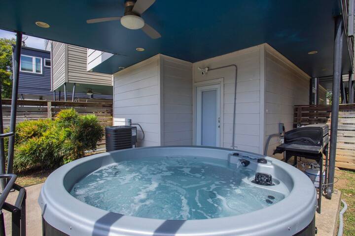 Hot Tubs + Rooftops | Sleeps 20 Near Broadway gallery image 3