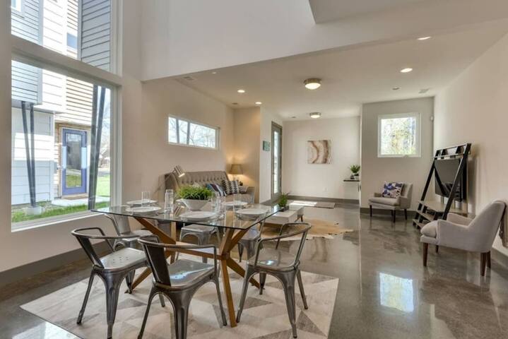 Hot Tubs + Rooftops | Sleeps 20 Near Broadway gallery image 4