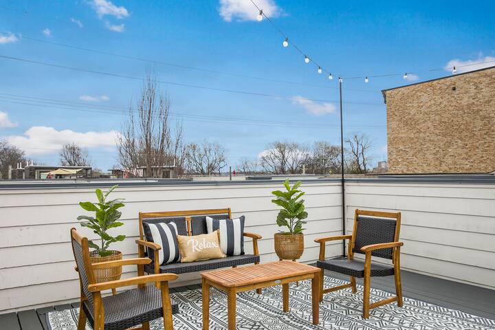 Hot Tubs + Rooftops | Sleeps 20 Near Broadway gallery image 2