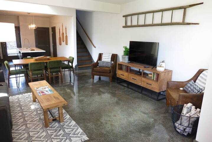 Hot Tubs + Rooftops | Sleeps 20 Near Broadway gallery image 5