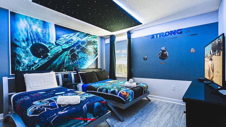 Star Wars-slaapkamer met twee tweepersoonsbedden voor een galactisch toevluchtsoord