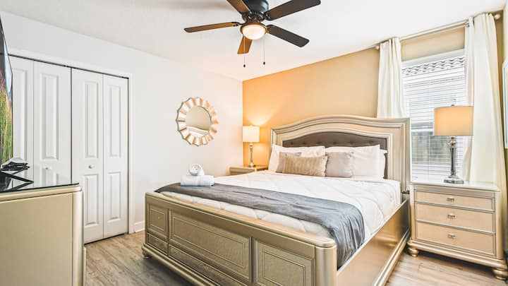 Elegante slaapkamer met een tv voor verfijnde ontspanning en entertainment