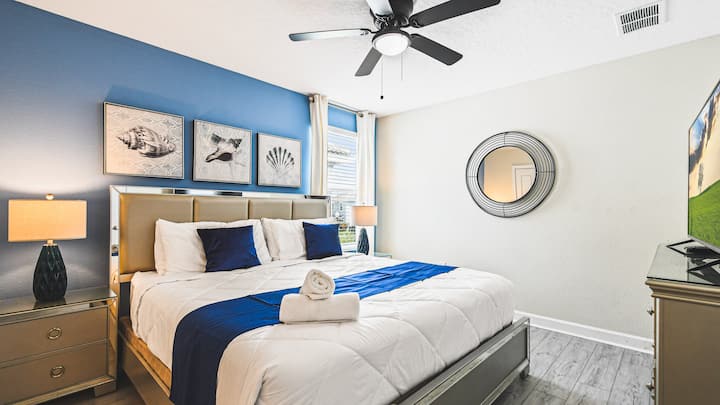 Gezellige slaapkamer met tv voor een rustig toevluchtsoord en entertainment