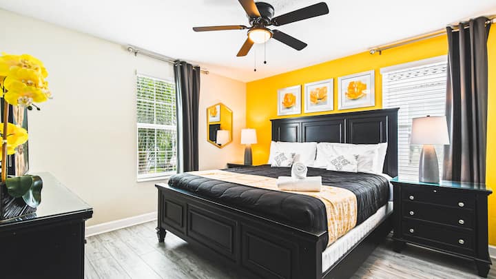 Een verfijnde slaapkamer met een tv voor stijlvolle ontspanning en entertainment