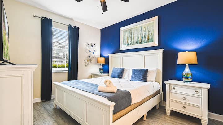 Gezellige slaapkamer met tv voor een rustig toevluchtsoord en entertainment