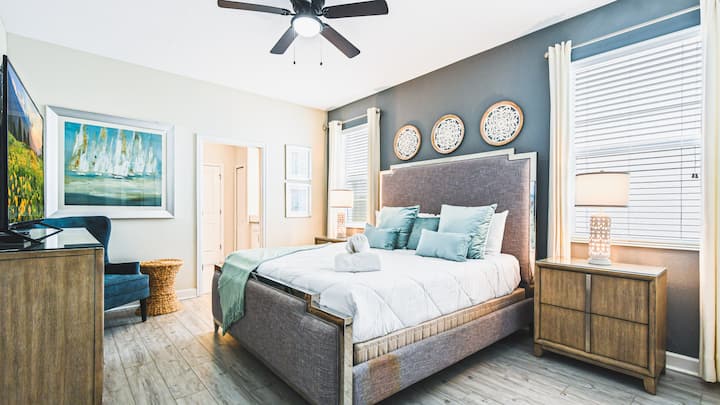 Elegante slaapkamer met een tv voor verfijnde ontspanning en entertainment