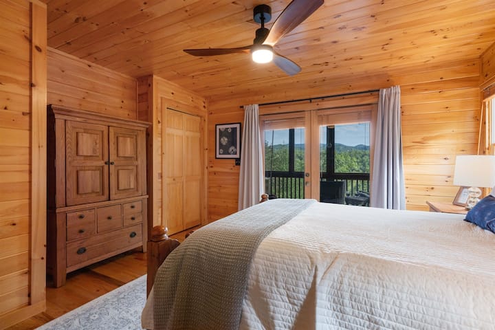 Chumba kikuu cha kulala kinatoa mwonekano wa mlima na hufunguka kwenye ukumbi uliochunguzwa nje. 