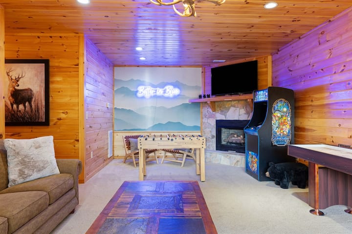 Furahia katika eneo letu la mchezo na ukuta wa kujipiga picha, televisheni, arcade, foosball, na ubao wa kuogelea. 