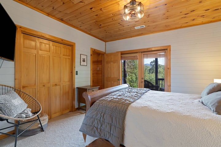 Chumba cha kulala cha ghorofa kinafunguka kwenye ua wa nyuma na kina mandhari ya milima. 