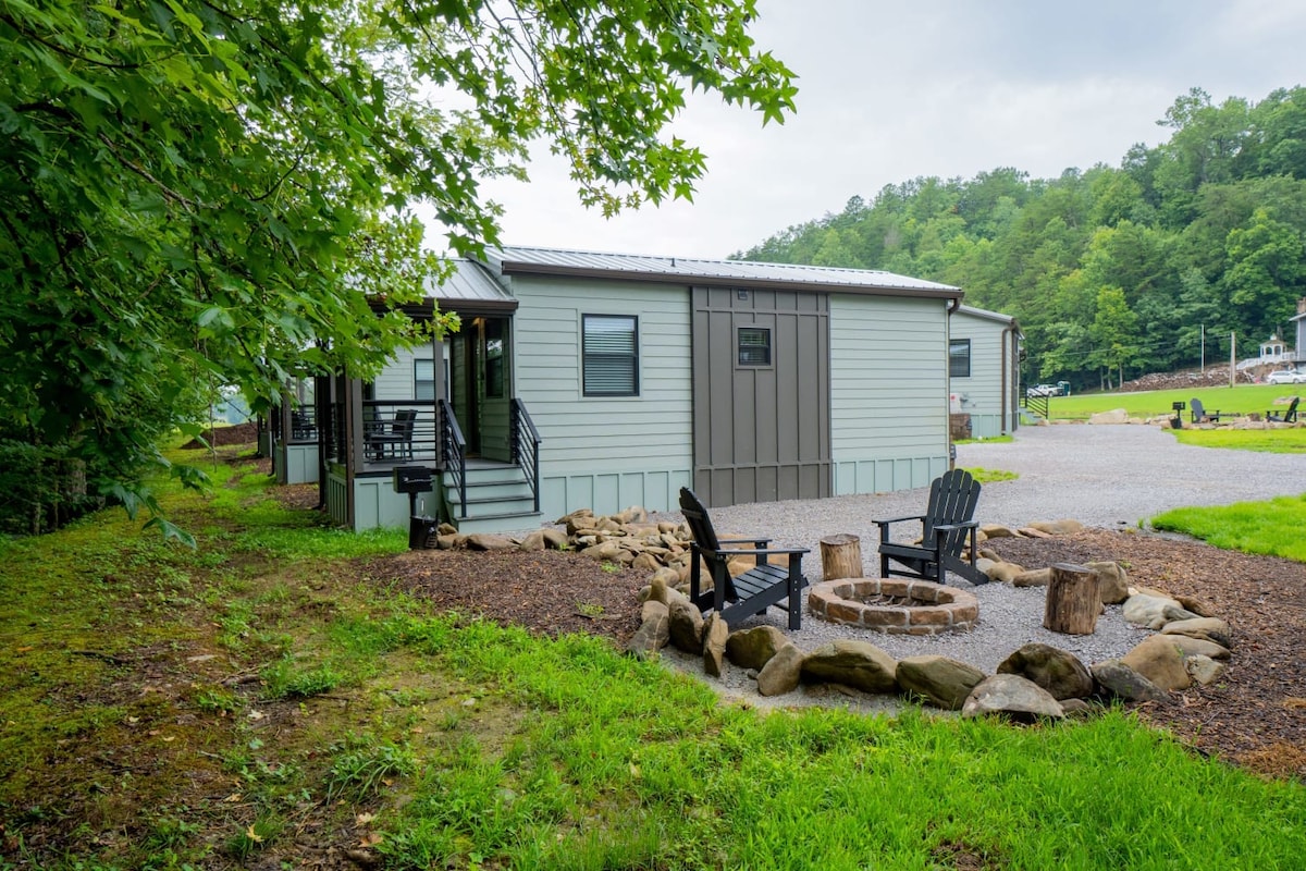 Creekside Modern Tiny Home - Firepit - Racoon Cabi - Houses for Rent in ...