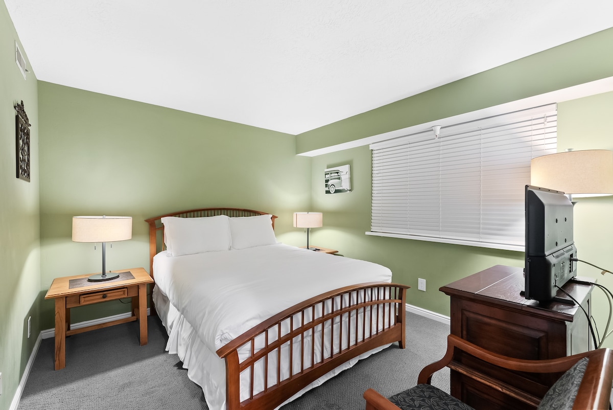 – Pohodlná spálňa s manželskou posteľou a mäkkou posteľnou bielizňou  
– svetlý priestor s prirodzeným svetlom a relaxačným dizajnom,  
– Perfektný kondomínium v Park City na pokojné noci