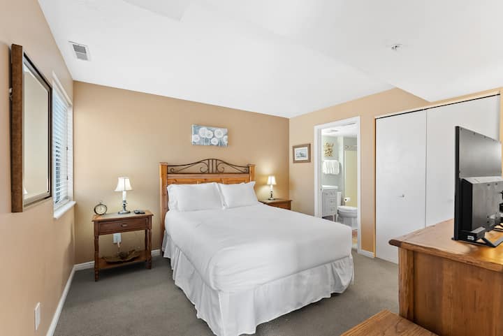 - Chambre spacieuse avec lit queen et salle de bain attenante  
- Des tons chauds et une décoration chaleureuse pour des nuits reposantes.  
- Location de vacances idéale pour les couples à Park City