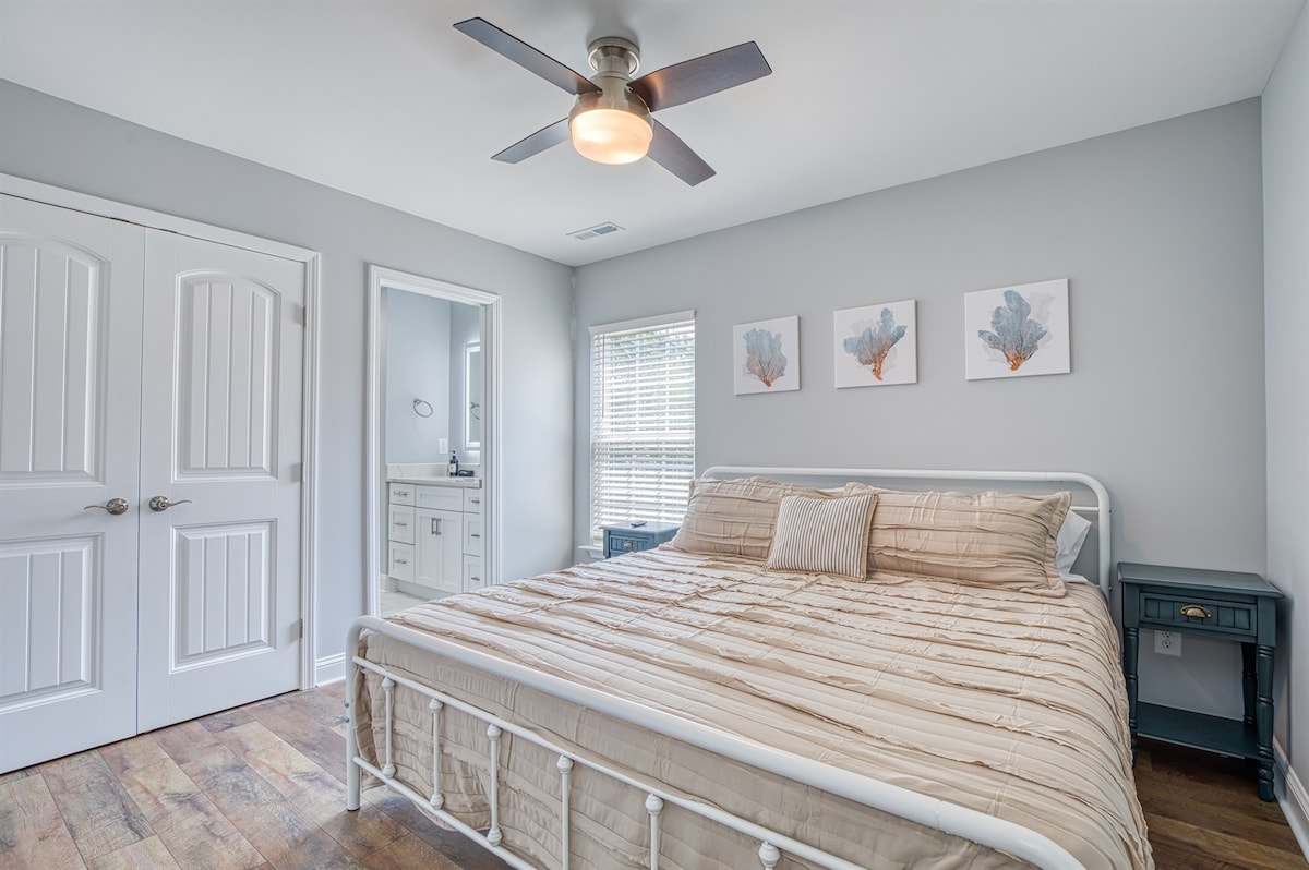 Dormitorio 4 con cama tamaño king.