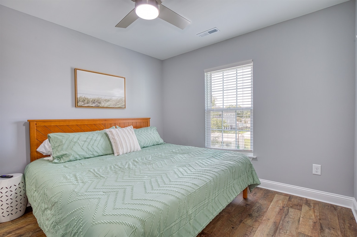 Dormitorio 2 con cama king en el nivel superior.
