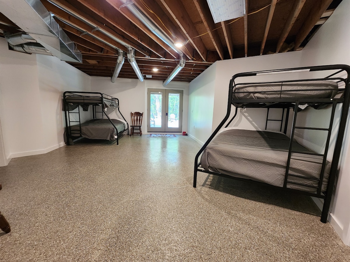 غرفة نوم رقم 4 مع سريرين بطابقين كاملين