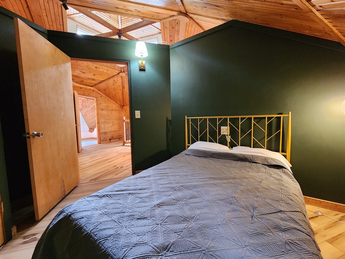 غرفة نوم رقم2 بسرير بحجم كوين