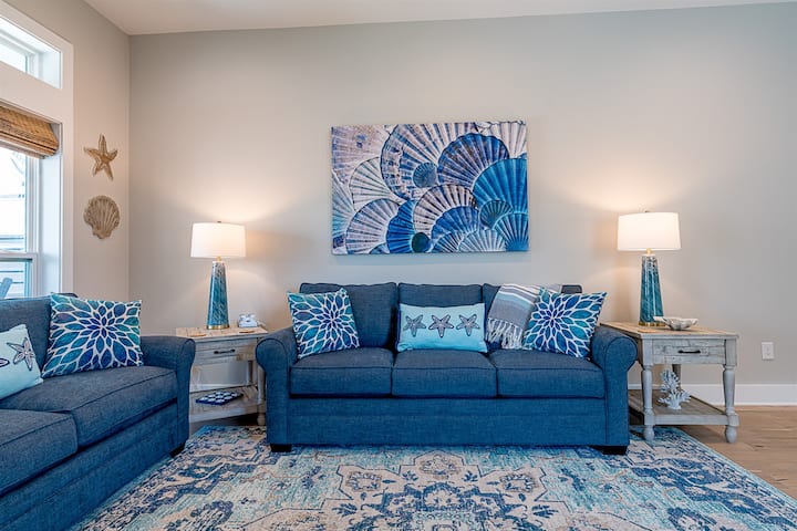 Sofa inavutwa kwenye kitanda cha ukubwa wa malkia kilicho na godoro la povu la kumbukumbu