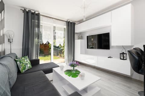 Top Airbnb: Comfortable Apartment with Garden | Private Parkin in Jagodno