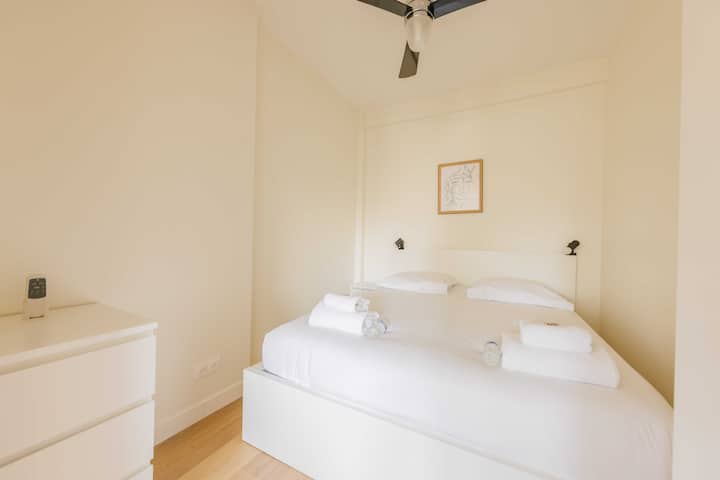 غرفة مريحة بسرير مزدوج