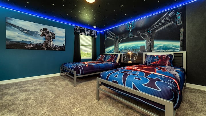 ¡Dormitorio épico con temática de Star Wars con estrellas brillantes y ambiente espacial!
