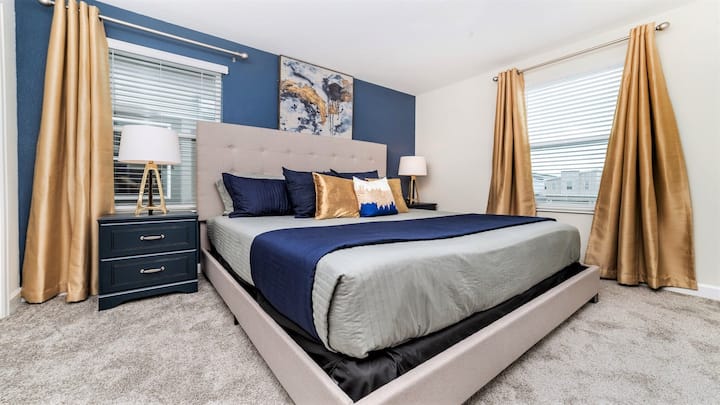 ¡Elegante dormitorio con detalles navales, cama king y ambiente acogedor!