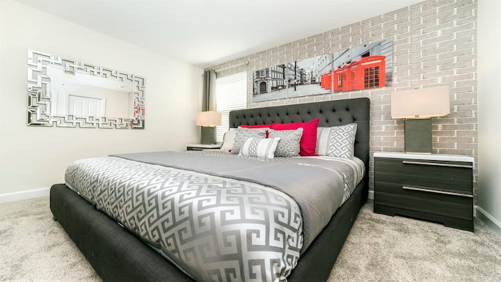 ¡Dormitorio elegante con detalles modernos, una cómoda cama tamaño king y una decoración audaz!