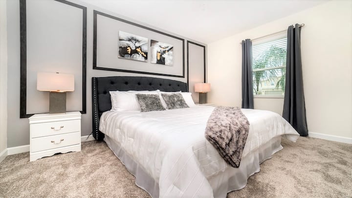 ¡Dormitorio moderno con una lujosa cama king, decoración elegante y tonos suaves!