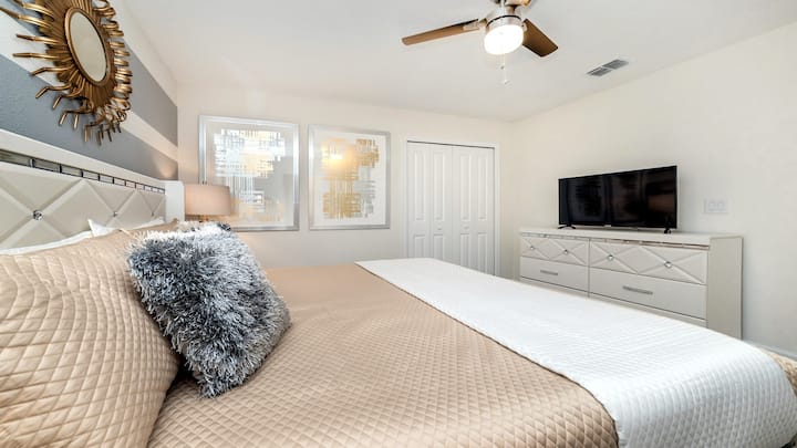 ¡Acogedor dormitorio con una cama tamaño king, una decoración elegante y un televisor inteligente!