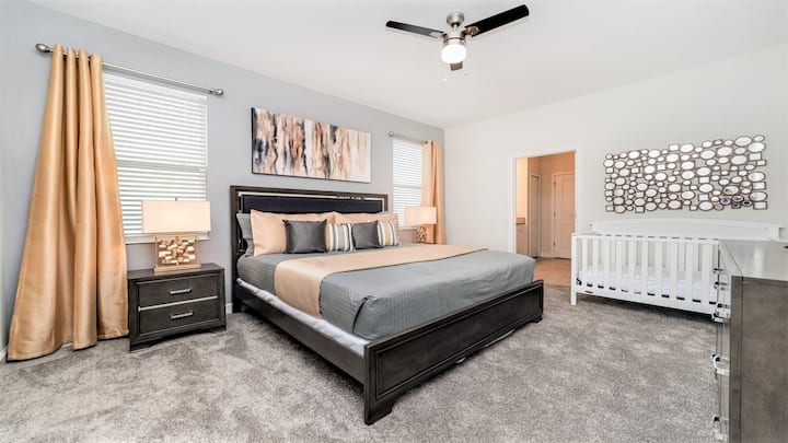 ¡Amplia suite principal con cama king, decoración elegante y cuna!