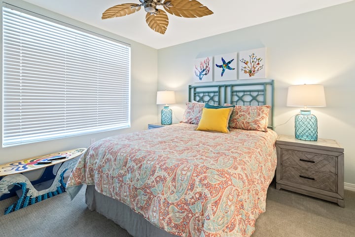 Mapambo ya pwani katika chumba cha kulala cha wageni chenye utulivu