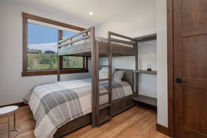 غرفة نوم رقم2 مع أسرّة بطابقين كاملة