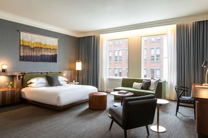 King sized bed! Exact unit will be assigned upon arrival. Views, colors and decor may vary.