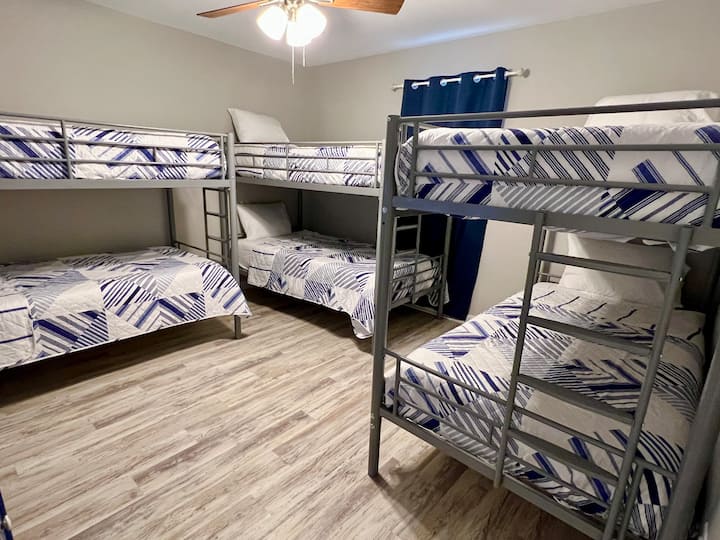 2:a sovrummet - 3 våningssängar - Smart-TV - Sängkläder tillhandahålls