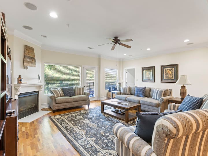 Waterfront Condo| Assigned Boat Slip& Resort Pool - Lake Martin, AL