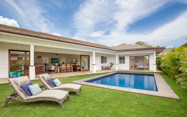 Lanikai Breeze: Beautiful Home w/ pool, yard, AC