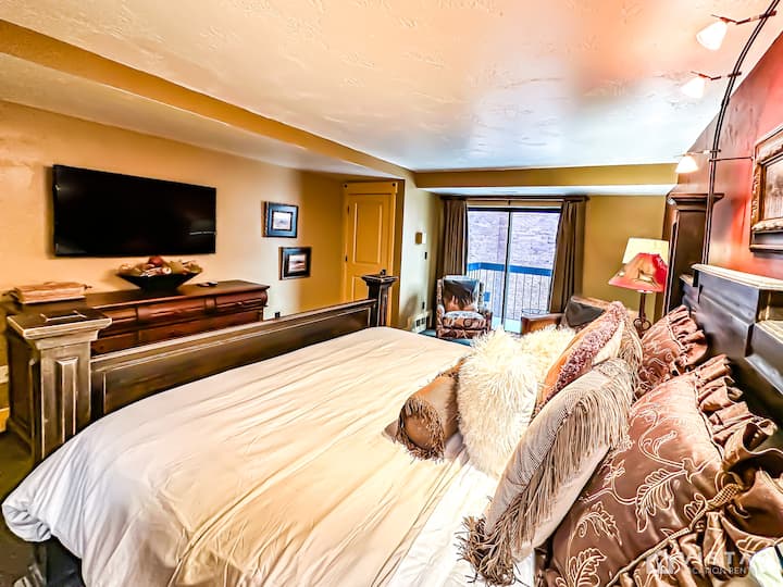 Furahia vipindi unavyopenda kwenye televisheni ya ndani ya chumba, au nenda kwenye roshani ya kujitegemea ili upate hewa safi na mazingira tulivu.