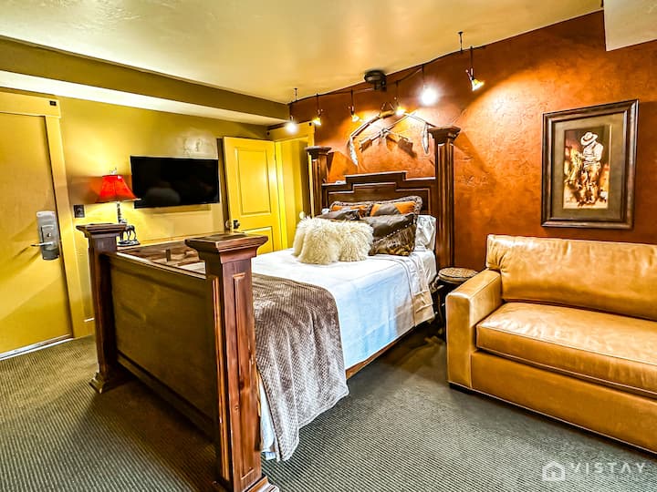 Furahia starehe ya hali ya juu katika sehemu hii ya kifahari, iliyo na kitanda cha ukubwa wa kifalme, sofa yenye starehe na televisheni mahiri.