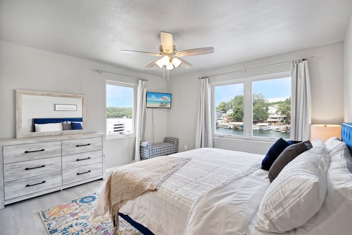 El dormitorio principal tiene mucho espacio y unas vistas espectaculares del lago.